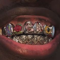 Sza Singer Grillz, Grills Photoshoot, Diamond Grillz For Females, Blue Grillz, Diamond Grillz Aesthetic, Couple Grillz, Grills Teeth Aesthetic, Beyonce Grill