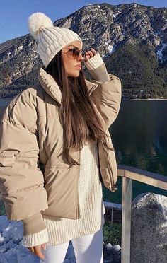 Beige Snow Outfit, Winter Mountains Outfits, Ushuaia Outfits, Mountains Outfit Winter, Winter Warm Outfits Cold Weather, Winter Mountain Outfit, Norway Outfit, Winter Outfit Formal, Mountain Outfit Winter