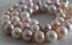 Qual’ è la migliore qualità di perla da acquistare? - Genisi Pearls Freshwater Pearl Necklace, Necklace Pearl, Pearl Types, Freshwater Pearl Necklaces, Low Quality, Ponds, Tahiti, Cultured Pearls, Pearl Bracelet