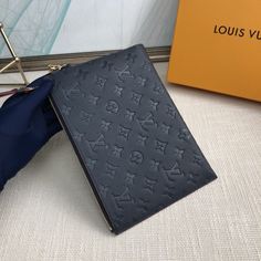 The Mélanie medium clutch is made of soft Monogram Empreinte leather with Monogram embossing slightly on the surface, with a detachable wrist strap, V-shaped front pocket and card slot, showing the fusion of elegance and function. Size: 23×16×2cm Louis Vuitton Yayoi Kusama, Black Louis Vuitton, Louis Vuitton Capucines, Large Cosmetic Bag, Medium Handbags, Lv Purse, Lv Shoes, Lv Belt, Lv Wallet