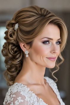 Wedding Mom Hairstyles, Simple And Elegant Hairstyles, Mother Of Bride Hairstyles, Bridgerton Hairstyles, Hunters Wedding, Mob Hair, Pinterest Short Hairstyles, Mother Of The Bride Hairdos, Crazy Curly Hair