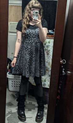 sleeveless gray leopard print dress with black short sleeve layered shirt, black tights, leg warmers and Dr. Martens Black Leg Warmers Outfit, Layered Dress Outfit, Layer Dress Outfit, Tights Leg Warmers, Leg Warmers Outfit, Ootd Idea, Black Leg Warmers, Dress Leggings, Grey Leopard Print