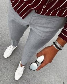 Cómo combinar: camisa de manga larga de rayas verticales burdeos, pantalón de vestir gris, tenis de cuero blancos, pulsera plateada Mode Teenager, Formal Men Outfit, Big Men Fashion, Mens Fashion Smart, Hipster Mens Fashion, Mode Jeans, Mens Fashion Urban, Cartier Tank