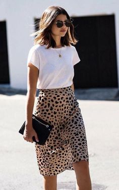 Casual Chic Outfits, Skirt Diy, Walking Down The Street, Leopard Print Skirt, Leopard Skirt, Summer Skirts