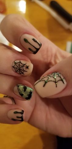 Autumn Nails Coffin Short, Halloween Toes Nails Design Easy, Black Horror Nails, Halloween Nail Tip Designs, Halloween Nails Shorts, Tan Halloween Nails, Extra Short Halloween Nails, Spooky Dip Nails, Halloween Gel Nails Designs Short