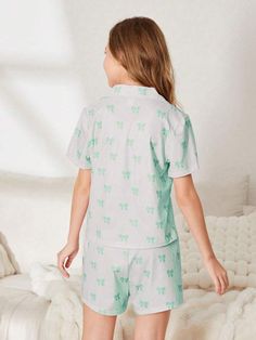 Conjunto casual de dos piezas para niña preadolescente con cárdigan de mangas cortas con patrón de lazo de color rosa claro y pantalones cortos para usar en casa | SHEIN USA Cute Short Sets For Pajama Party, Cute Green Short Sleeve Sleepwear, Cute Short Sets For Sleepover, Cute Short Tops For Sleepover, Cute Green Pajama Party Set, Bow Pattern, Short Cardigan, Short Sleeve Cardigan, Color Rosa