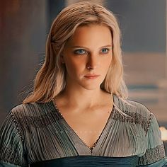 a woman with blonde hair and blue eyes wearing a green dress in the movie game of thrones