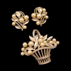 Pearl Earrings Designs, Gold Jewellry, Flower Baskets, Pin Earrings, Trifari Jewelry, Bangles Jewelry Designs, Gold Diamond Earrings, Keepsake Jewelry