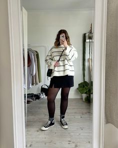 All Star Outfit Winter, Skirt And Converse Outfit, Jumper Skirt Outfit, Winter Mini Skirt Outfit, All Star Outfits, Boyfriend Shirt Outfits, Winter Mini Skirt, All Star Outfit, Mini Skirt Outfit Winter