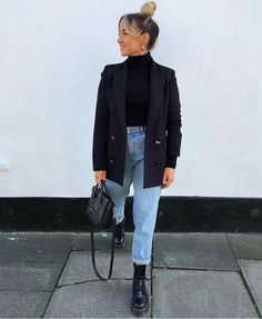 Cute Casual All Black Outfit, Freya Killin, Combat Boot Outfit, Dog Drawings, Chic Clothing Style, Doc Martens Outfit, Blazer Zara, Zara Boots, Outfit Jeans