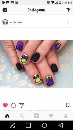 Spooky Halloween Nails Disney, Cute Disney Gel Nails, Halloween Nails Mickey, Disney Nails Halloween Easy, Disney Halloween Manicure, Short Disney Halloween Nails, Mickey Mouse Nails Halloween, Disney Halloween Nails Short, Disney Halloween Nails Simple