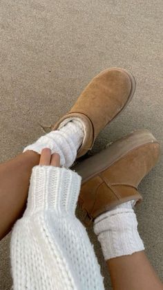 #uggs #uggseason #uggslippers #uggoutfit #uggdupes Clean Girl Shoes, Basket Style, Foto Ideas Instagram, Fall Fits