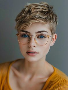 Best Short Hairstyles for Round Faces: Pixie Cuts to Curly Styles Cute Short Hairstyles For Women, Pixie Cut Round Face, Women With Round Faces, Short Hairstyles For Round Faces, Cute Short Hairstyles, Pixie Bob Hairstyles, Wavy Pixie, Pixie Haircut For Round Faces