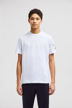 This cotton jersey t-shirt features an oversized logo print. A subtle reference to iconic outerwear styles, the crew neck features a pocket on the sleeve. Modern Crew Neck T-shirt With Logo Detail, Sporty Crew Neck Top With Side Pockets, White Crew Neck Top With Side Pockets, White Tops With Side Pockets For Streetwear, White Crew Neck T-shirt With Pockets, Modern Cotton Tops With Side Pockets, Latest T Shirt, T-shirt Polos, Oversized Tshirt