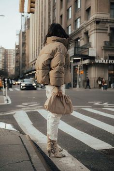 Camel Puffer Jacket Outfit, Cream Puffer Jacket Outfit, Short Puffer Jacket Outfit, Winter Outfits Puffer Jacket, New York Winter Outfit, Cream Puffer Jacket, Nyfw Style, Nyc Winter Outfits, Winter Jacket Outfits