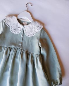 The mint green linen children's dress offers both elegance and comfort to little girls with its delicate details. The neckline is adorned with cotton lace, making the dress friendly to the skin and breathable due to its natural texture. The ruffled hem adds movement and cuteness to the dress, while the front button design ensures practical use. Ideal for both daily wear and special occasions, this dress will become an essential piece in the little one's wardrobe. Measurements: 4/5 Year Old; Height: 67 cm Arm: 40 cm Chest (single width): 33 cm Please note the measurements provided. Please handle with care when washing. Spring Dress With Peter Pan Collar For Dress-up, Green Ruffled Dress For Baptism, Cute Green Dress With Doll Collar, Green Summer Dress For Baptism, Green Summer Baptism Dress, Green Long Sleeve Cottagecore Dress, Green Cotton Cottagecore Dress, Cottagecore Green Cotton Dress, Girl Fall Dress