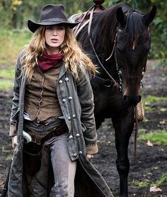 Mode Country, Sara Lance, Cowboy Action Shooting, Caity Lotz, Mode Steampunk, Cowboy Aesthetic, Western Costumes, Outlaw Country, Cowboy Girl