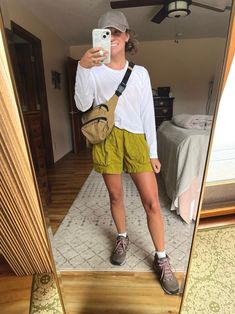 Shorts And Hiking Boots Outfit, Beach Hiking Outfit, Outdoor Hiking Outfit, Summer Outdoorsy Outfits, European Backpacking Outfits, Arizona Hiking Outfit Summer, Blundstone Hiking Outfit, Hawaii Hike Outfit, Hiking Outfit Women Summer