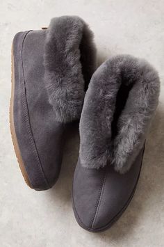 Slip into cozy via the Emma Australian Merino sheepskin slippers made from supremely soft double-faced sheepskin. #overlandsheepskin #slippers #cozy #sheepskinslippers #relaxing #metime Slippers With Arch Support, Ugg Style Boots, Soft Sole Slippers, Best Slippers, Doc Martens Boots, High Quality Boots, Ugg Style, Comfy Slippers, Sheepskin Slippers