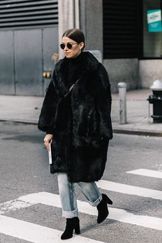 Fur Coat Street Style, Coat Outfit Ideas, Boyfriend Jeans Winter, Black Coat Outfit, Weird Style