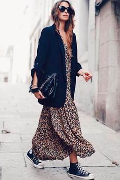 Tendances de mode - Converse robe longue léopard blazer Blazer Street Style, Blazer Zara, Spring Blazer, Blogger Instagram, Mode Casual, Looks Street Style, Mode Inspo, Leopard Print Dress, Inspired Outfits