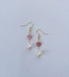 ♡ Sweet Heart Earrings ♡ Featuring strawberry quartz hearts & freshwater pearls, made with anti-tarnish wire & 18k gold plated earring hooks. Quartz beads & pearls are delicate, please keep dry & handle with care. Free repairs are available indefinitely! Diy Earrings Dangle, Earrings Strawberry, Crafts 2024, Shell Creations, Jewelry Book, Diy Jewelry Earrings, Bracelet Inspo, Earring Ideas, Rose Quartz Heart