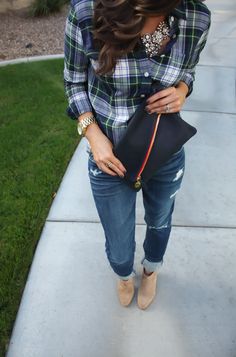 Cute fall outfit | sparkles, plaid, boyfriend jeans & booties <~~~~ now I just need to find my LL Bean flannel I have stashed away. Elegante Casual, Mode Casual, Cute Fall Outfits, Winter Mode, Street Outfit, Mode Vintage, Fall Winter Outfits