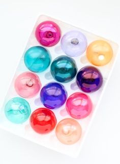 there are many different colored balls in the box