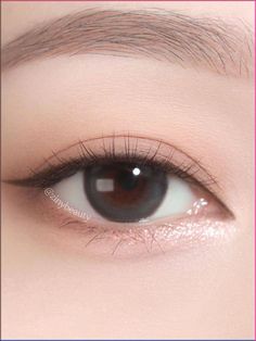 This post is about everything you need to know about natural Korean eye makeup look, including ways to achieve it and the best products that’ll transform your look effortlessly! Cute Simple Everyday Makeup, Natural Asian Eye Makeup, Makeup Ideas Japanese, Eye Shadow For Asian Eyes, Easy Korean Eye Makeup, Korean Eye Shape, Korean Cat Eye Makeup, Make Up Korean Look Natural, Cute Eye Makeup Korean