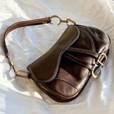 Dior Double Saddle Bag, Dior Bags Vintage, Brown Dior Bag, Vintage Designer Purses, Vintage Luxury Bag, Rare Designer Bags, Designer Vintage Bags, Vintage Pieces Clothes, Vintage Leather Purse