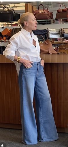 Jeans Blancos Outfit Invierno, White Button Down Outfit Women, Mothers Day Outfits Classy, Magenta Outfit, Working Girl Style, Button Down Outfit, Fashion Attire, Sporty Outfits