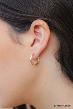 Diy Gold Earrings, Jewel Makeup, Jewel Hair, Styling Jewelry, Nail Makeup, Jewelry Styling, Jewel Dress, Hair Jewels