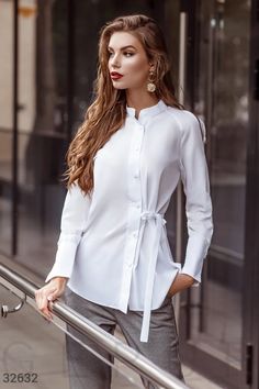 Fashion Tops Blouse, Elegant Blouses, Causual Outfits, Fashion Tips For Women, Ladies Tops Fashion, Fashion Sewing, Blouse Styles, Fashion Classy, Fashion Tops