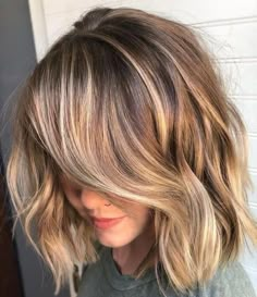 Level 7 Hair Color With Highlights And Lowlights, Curly Hair Short Color Ideas, Soft Bronde Haircolor, Balayage Hair Brunette With Blonde Short, Adding Dimension To Blonde Hair, Red Carpet Short Hair, Spring 2024 Hair Trends, Kendall Hair, Darker Hair