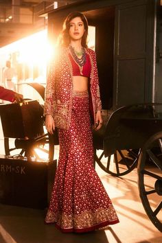 Outfit Jacket Suits For Women Indian, Bride Mom Outfit, Designer Suits For Women Indian, Sangeet Dress, Ridhi Mehra, Sangeet Outfit, Dresses Traditional, Indian Bride Outfits, Anita Dongre