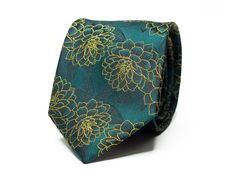 A classy emerald green tie with a beautiful gold flower pattern!  Size: 8cm wide (3.15in) Color: Green Pattern: Floral These neckties are dry clean only. Our shop has a huge selection of ties, pocket squares, cufflinks and other suit accessories. For more of our suit accessories, please visit our shop: https://www.etsy.com/ca/shop/GentlemensEra If you have any questions or concerns, please contact us and we will be able to assist you. Instagram: https://www.instagram.com/the.gentlemens.era If you need your order on a certain date, please message before ordering to ensure your order arrives on time. Wedding Groom Suit, Green Floral Tie, Forest Green Wedding, Groomsmen Ties, Flower Tie, Suit Tie, Wedding Tie, Gold Tie, Wedding Suits Groom