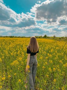 Yellow field, photoshoot in nature, aesthetic Studio Photography Poses, Photography Posing Guide, Stylish Photo Pose, Pic Pose, Photo Pose Style, Instagram Photo Ideas Posts