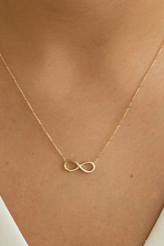 Gold Infinity Necklace, Infinity Necklace Gold, Jewelry Necklace Simple, Pretty Jewelry Necklaces, Gold Chain Design, Gold Necklace Simple, Infinite Love, Jewelry Accessories Ideas, Infinity Necklace