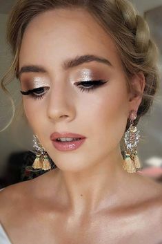 Make Up For Wedding Bride, Make Up Looks For Pink Dresses, Makeup Looks Wedding Bridesmaid, Bridesmaid Makeup Gold Natural, Nye Wedding Makeup, Wedding Makeup Looks For Bridesmaids, Gold Makeup Wedding Looks, Bridesmaid Makeup Gold Dress, Bridal Makeup With Glitter