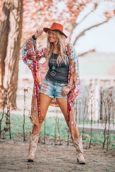 Denim Shorts With Cowboy Boots, Texas Style Fashion, Shorts And Cowboy Boots Outfit, Shorts And Cowboy Boots, Summer Cowboy, Bohemian Schick, Summer Boots Outfit, Boho Cowboy, Oc Fashion