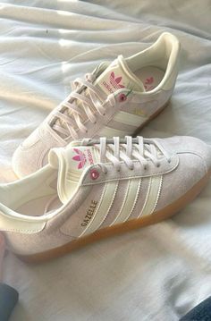 Adidas Samba Outfits, Samba Outfits, Adidas Samba Outfit, Pretty Sneakers, Dr Shoes, Preppy Shoes, Pretty Shoes Sneakers, Skandinavian Fashion, Shoe Wishlist