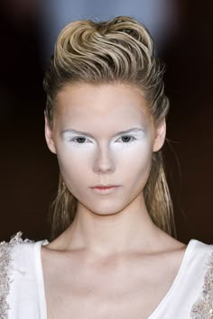 Maquillaje All White Makeup Looks, White Mascara Looks, White Mascara, Wonderland Makeup, Circus Makeup, Futuristic Makeup, Show Makeup, Runway Hair, White Eyeshadow