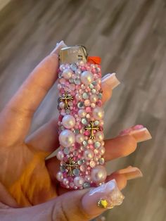 Bling Lighters Rhinestones, Diy Lighters Design, Junk Lighter Case, Badazzel Lighters, Decorating Lighters Diy, Bejeweled Lighter, Bedazzle Crafts