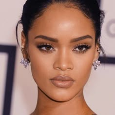 Rihanna Natural Makeup, Rihanna Make Up Looks, Rihanna Makeup Looks Natural, Natural Looking Makeup Black Women, Wedding Makeup On Black Women, Soft Glam On Brown Skin, Rihanna Eye Makeup, No Makeup Look Black Women, Makeup For Black Skin Natural