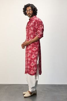 Red straight kurta with floral peony print. Paired with a pant. - Aza Fashions Red Floral Print Unstitched Kurta, Fitted Red Floral Print Kurta, Red Traditional Kurta With Floral Print, Red Floral Print Kurta For Diwali, Red Floral Print Kurta For Festivals, Red Floral Print Straight Kurta, Diwali Red Floral Print Kurta, Traditional Red Floral Print Wear, Red Floral Print Kurta For Navratri