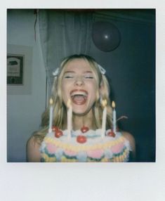 Poses Ideas For Birthday, Birthday Night Aesthetic, Birthday Photo Aesthetic, Aesthetic Birthday Photos, Bday Pics Ideas, Birthday Photo Ideas Instagram, Birthday Photo Ideas Aesthetic, Aesthetic Birthday Pictures, Birthday Ideas Photoshoot