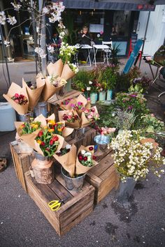 a bunch of flowers that are sitting on some wood