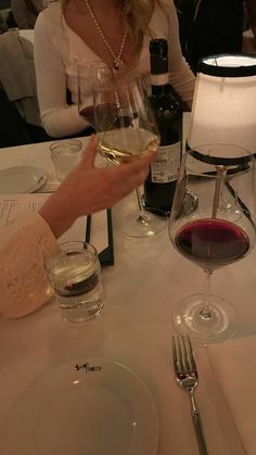 Wine Aesthetic, Gossip Girl Aesthetic, Parisienne Chic, Rich Girl Aesthetic, Super Rich Kids, Rich Girl Lifestyle, Future Lifestyle, Food Restaurant, Rich Kids