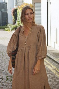 Style // A rich and effortless faded brown linen, that gets better with age! Romantic & whimsical,... Cream Linen Dress, Maternity Photoshoot Outfits, Dresses Casual Fall, Womens Fall Dress, Linen Maxi Dress, Puffy Sleeves, Photoshoot Outfits, Pregnancy Photoshoot, Linen Dress