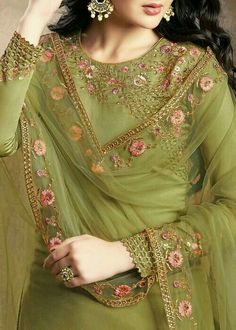 Indian Gharara, Pakistani Party Wear Dresses, Simple Kurta, Pakistani Party Wear, Indian Designer Suits, Neck Designs For Suits, Pakistani Fashion Party Wear, Salwar Kamiz, Pakistani Dresses Casual